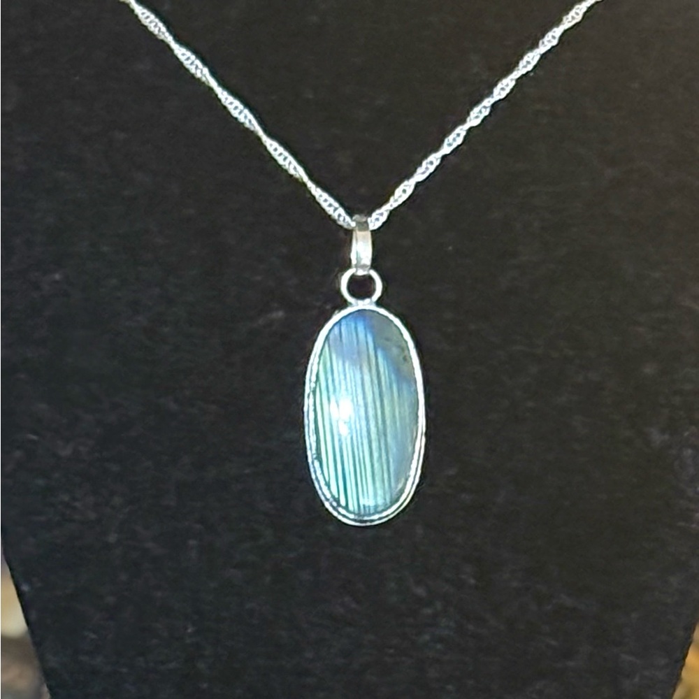 Elegant Silver and Labradorite Pendant Necklace